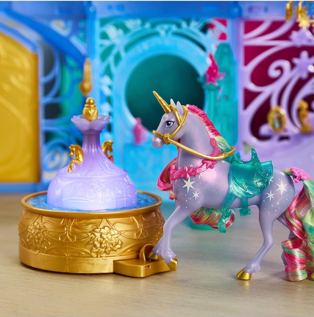 Unicorn Academy, Starglow Fountain & Stable Playset with Wildstar, Lights and Sounds, 24 Accessories, Dolls and Unicorn Toys for Girls Aged 4 and up